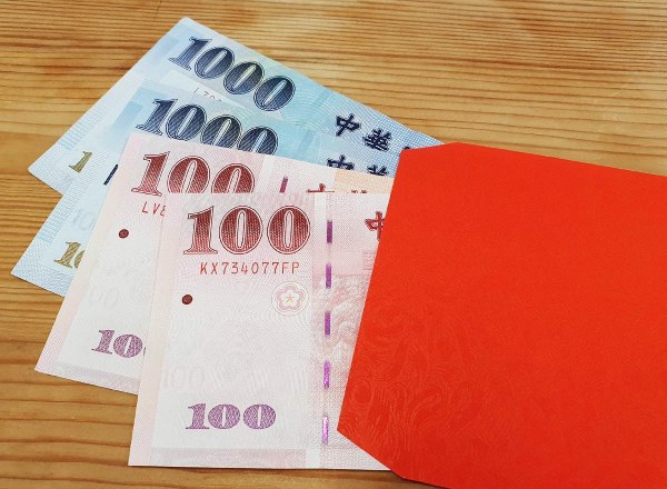 Lì xì tiền Tết Đài Loan là truyền thống tuyệt vời để chào đón năm mới. Với các giấy tờ tiền tươi tầm 100 TWD được gói trong những phong bì đỏ may sẵn, việc lì xì sẽ mang lại may mắn và sự thịnh vượng. Hãy xem ảnh để hiểu thêm về truyền thống này.